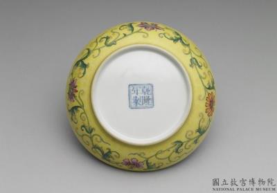 图片[3]-Dish with flower inside a carved yellow exterior in falangcai painted enamels, Qianlong reign (1736-1795), Qing dynasty-China Archive